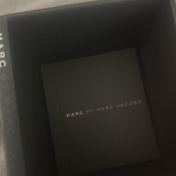marc jacob’s watch with gold and black band - Picture 4 of 9